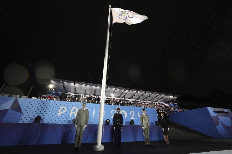 Errore della Francia alla cerimonia di apertura dei Giochi: la bandiera sventola al contrario