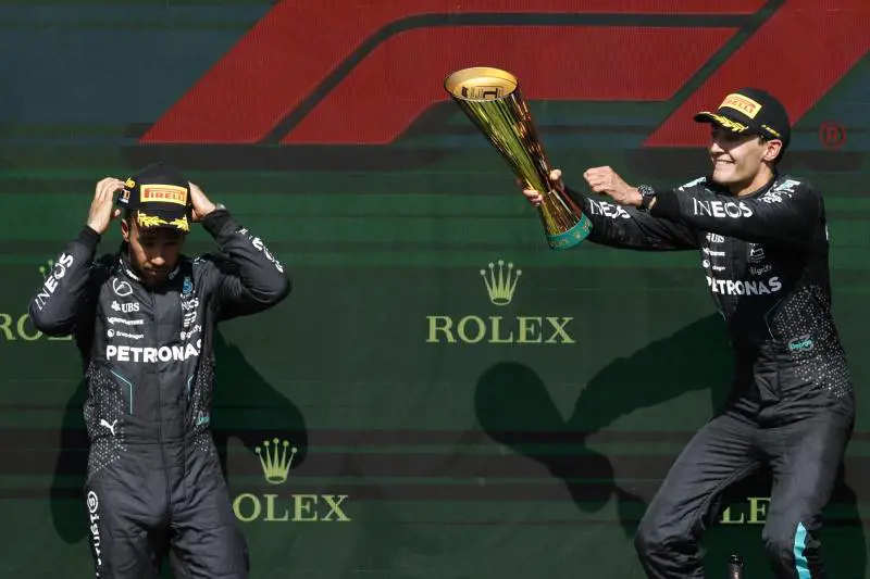 Dalla gioia alla disperazione, la squalifica cancella il trionfo di Russell. Hamilton vince a Spa
