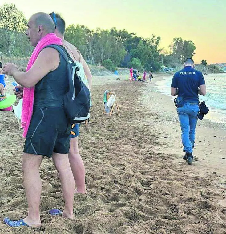 Bagnante assalito da uno sciame d'api, ma muore per lo spavento