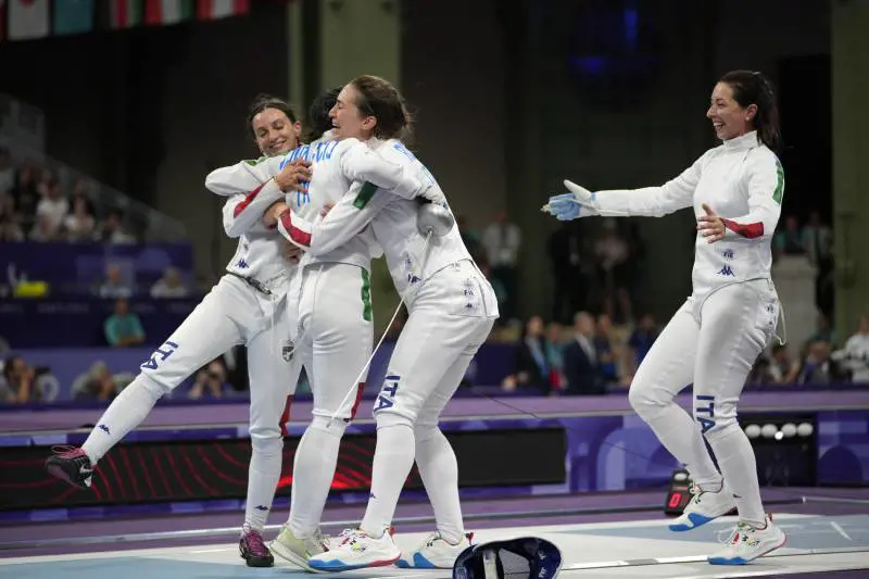Olimpiadi, favoloso oro per la spada a squadre femminile. Francia ko