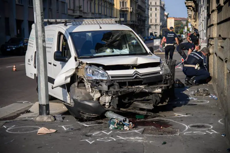 Milano, furgone colpisce quattro persone sul marciapiede: un morto