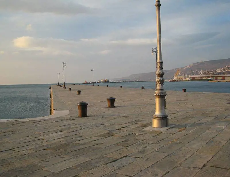 Rifiutano di fornire prestazioni sessuali: giovani feriti a coltellate da una banda di afghani