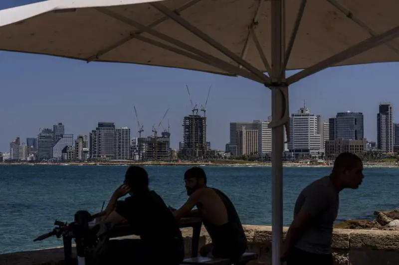 Traffico, caffè e ristoranti pieni: la normalità di una Tel Aviv prima della tempesta imminente