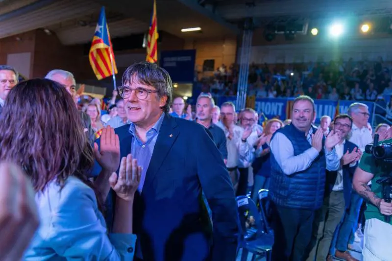 Spagna, Puigdemont oggi torna dall'esilio. Rischia l'arresto. Ma fa traballare Sánchez