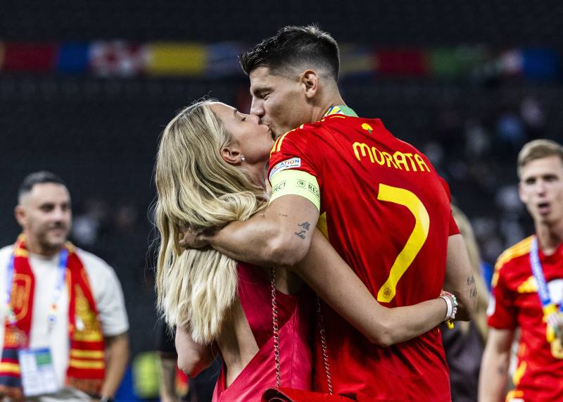 Alvaro Morata bacia Alice Campello dopo la vittoria della Spagna agli Europei di Calcio