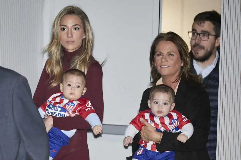 Alice Campello con i due gemelli Alessandro e Leonardo alla presentazione di Morata come nuovo giocatore dell'Atletico Madrid (2019)