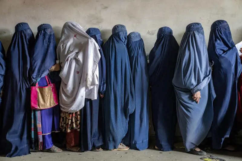 Afghanistan, i talebani cancellano le donne dai libri e dal futuro