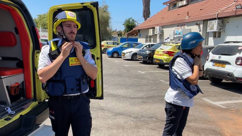 Paramedici indossano le protezioni balistiche per gli interventi nelle aree a rischio missili