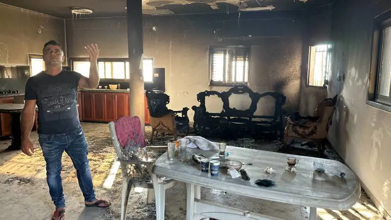 Salotto di un palestinese dato alle fiamme dai coloni a Jit vicino a Nablus
