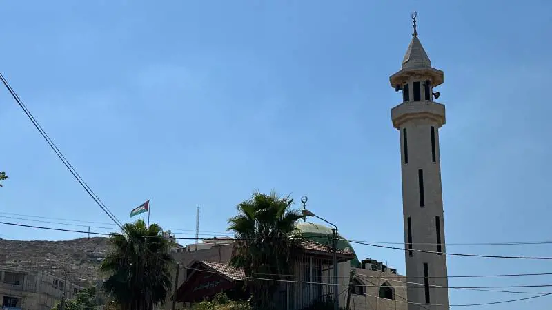 Moschea di Nablus con badierone palestinese che domina la città