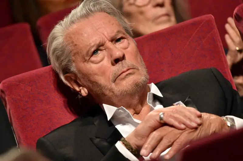 Rispettata la volontà di Alain Delon: non ci sarà funerale di Stato