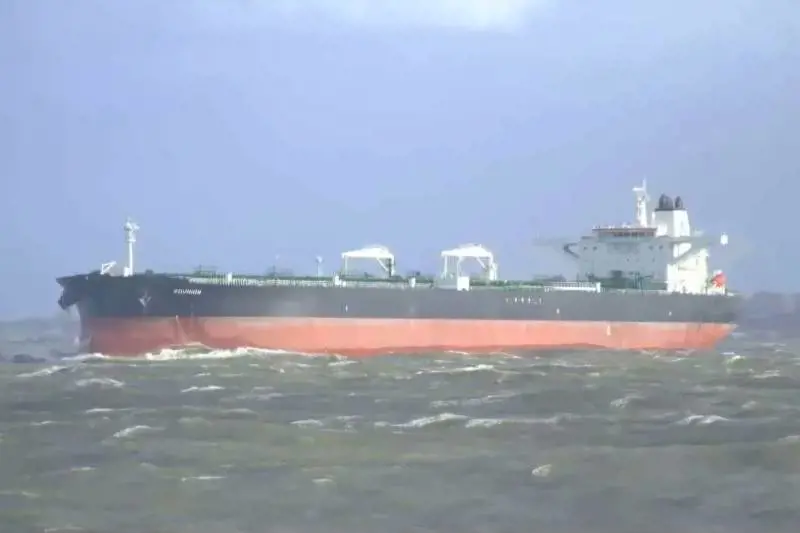 Esplosione di una petroliera nel Mediterraneo: è il quinto caso. Kiev: "È una "nave fantasma" russa"
