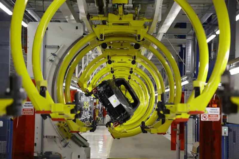Immatricolazioni, febbraio resta in rosso. Stellantis sbanda ancora, Tesla dimezzata