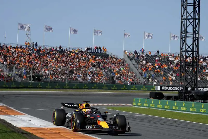 Tra i due Orange, McLaren e Verstappen, spunta la Mercedes: le prove libere del GP d'Olanda