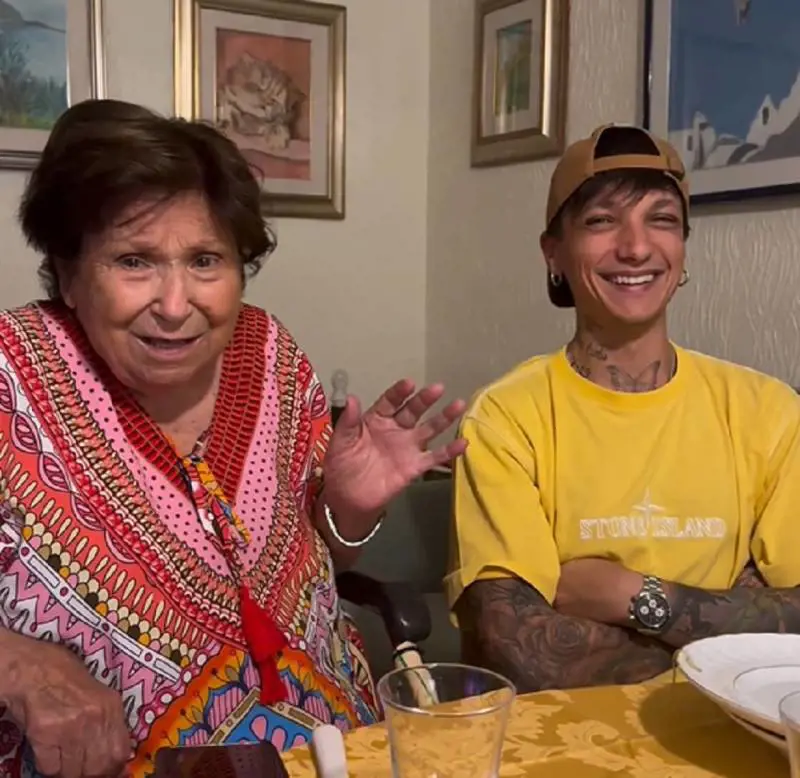 Selfie e folla al funerale della nonna. L'ira dei fan di Ultimo