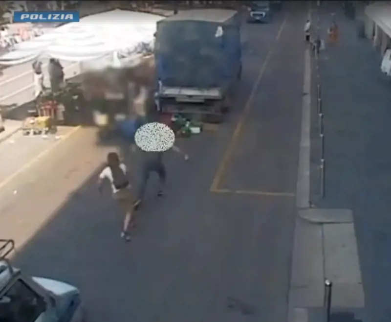 Prima il furto delle borse, poi i calci e le gomitate ai poliziotti: arrestati 3 ladri stranieri