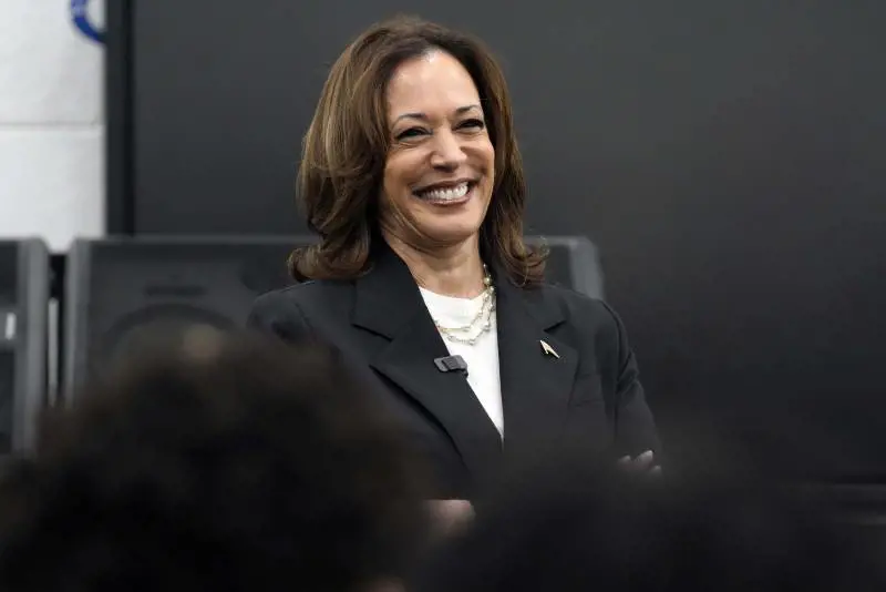 Harris, la prima volta in tv. Trump rilancia gli insulti. Oprah: "Lei è la speranza"