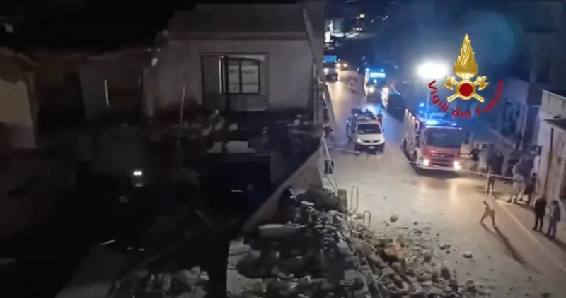 Un boato nella notte: crolla una palazzina nel Brindisino