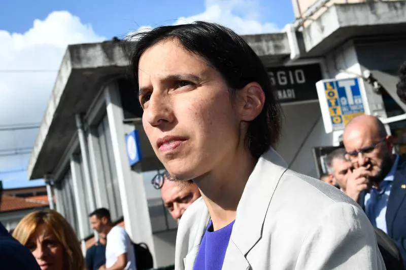Schlein avvisa Renzi: "Non si può stare con i piedi in due scarpe"