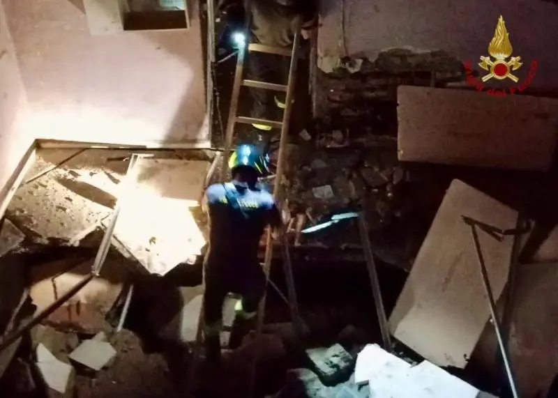 Napoli, crolla un solaio. E i soccorsi devono fare lo slalom tra auto e tavolini
