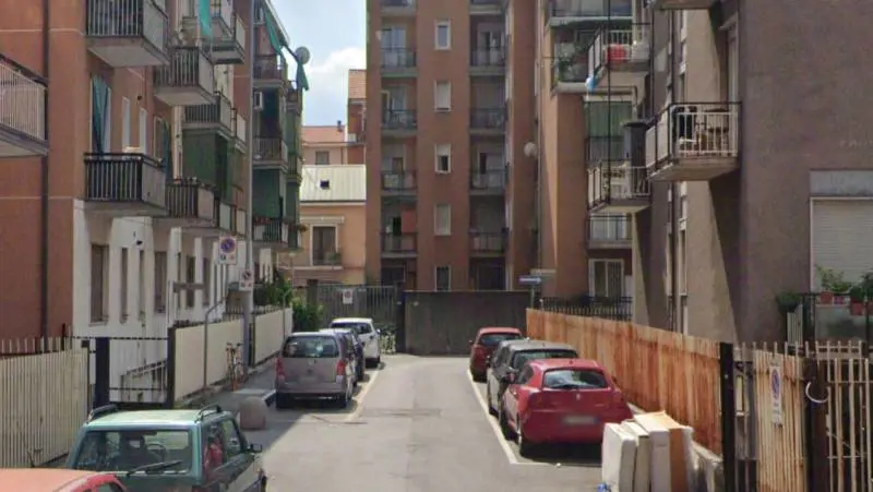 Tragedia nel Milanese, morta bimba di 3 anni: sfugge alla madre e viene investita