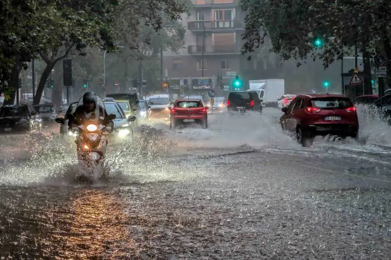 Venti forti e mareggiate, scatta l'allerta arancione in Toscana: diverse scuole chiuse