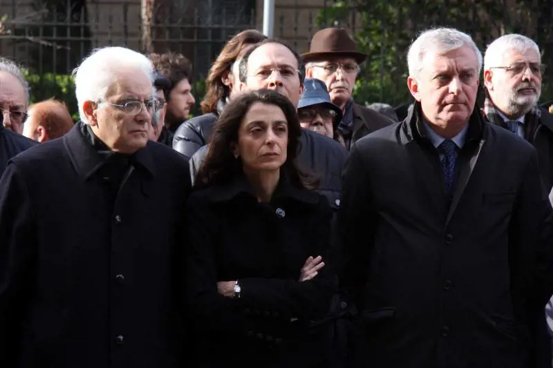 Il Capo di Stato Sergio Mattarella insieme alla nipote Maria, scomparsa oggi dopo una lunga malattia e il figlio Bernardo, durante la commemorazione del fratello Piersanti