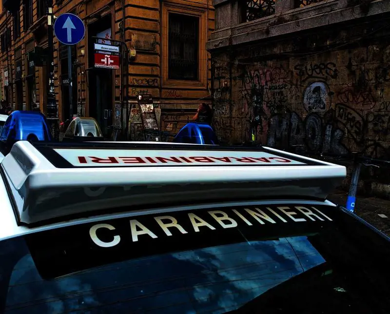 Roma, aggressione choc a coppia di fidanzati. Straniero li insegue con un'ascia