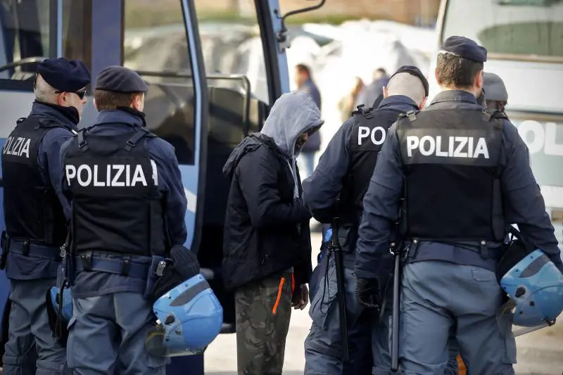 Il controllo poi l'aggressione: così lo straniero colpisce i poliziotti col machete