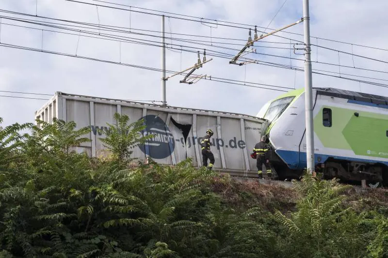 Milano, treno con 200 passeggeri contro container. Ferito il macchinista e ritardi