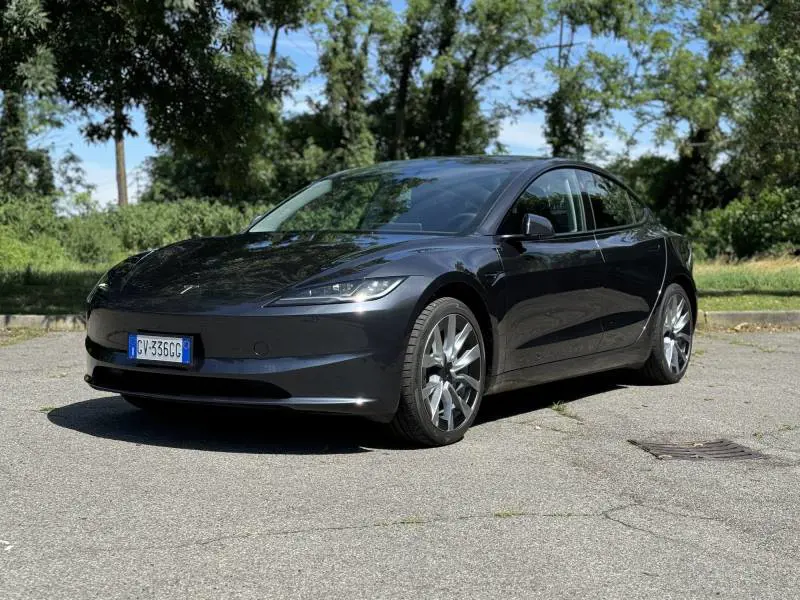 Tesla Model 3 Long Range 2024: 629 km di autonomia e 498 CV servono davvero?