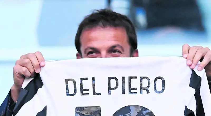 Alex Del Piero fa 50 anni. Ed è celebrato dagli stessi che lo hanno ricoperto di fango