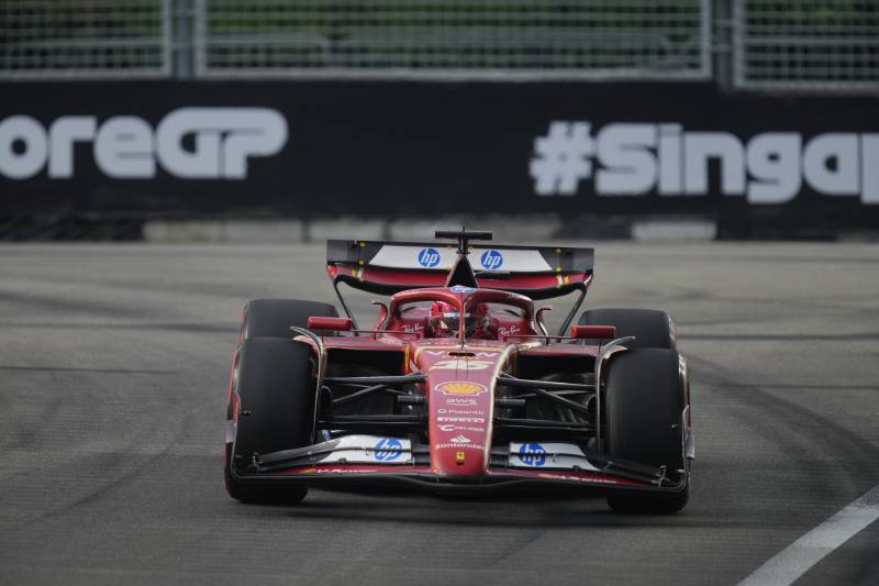 F1, a Singapore pole Norris, patatrac Ferrari: incidente Sainz, Leclerc solo nono