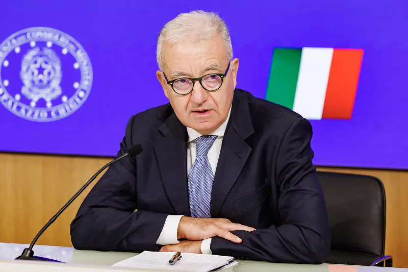 Mantovano accusa i magistrati. L'Anm reagisce e sfida il governo