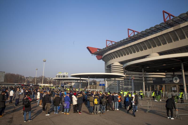 San Siro, coda per entrare al derby