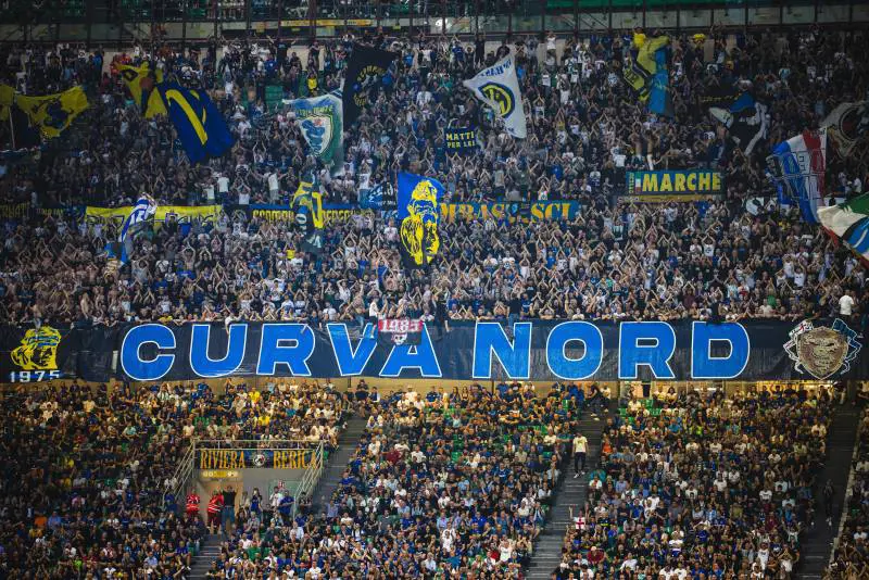 Il regno diseredato delle due curve