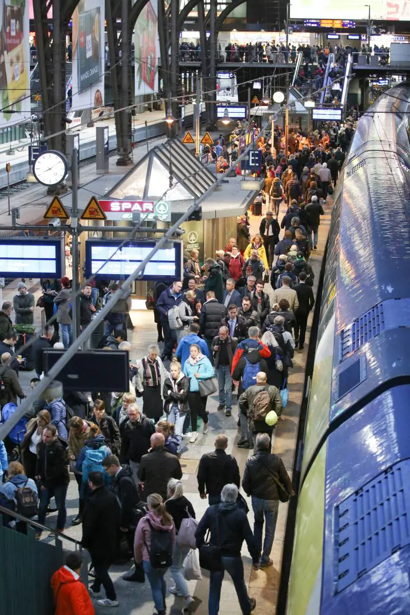 Attacco al coltello ad Amburgo. Ma dal 2023 è vietato portare armi in stazione