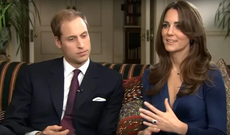 Kate Middleton indossa l'anello col maxizaffiro durante l'intervista post fidanzamento con William (16 novembre 2010)