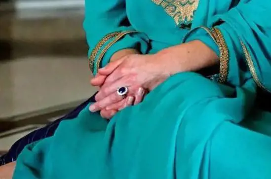 l'anello con zaffiro e diamanti realizzato da Garrard, gioielliere della Corona