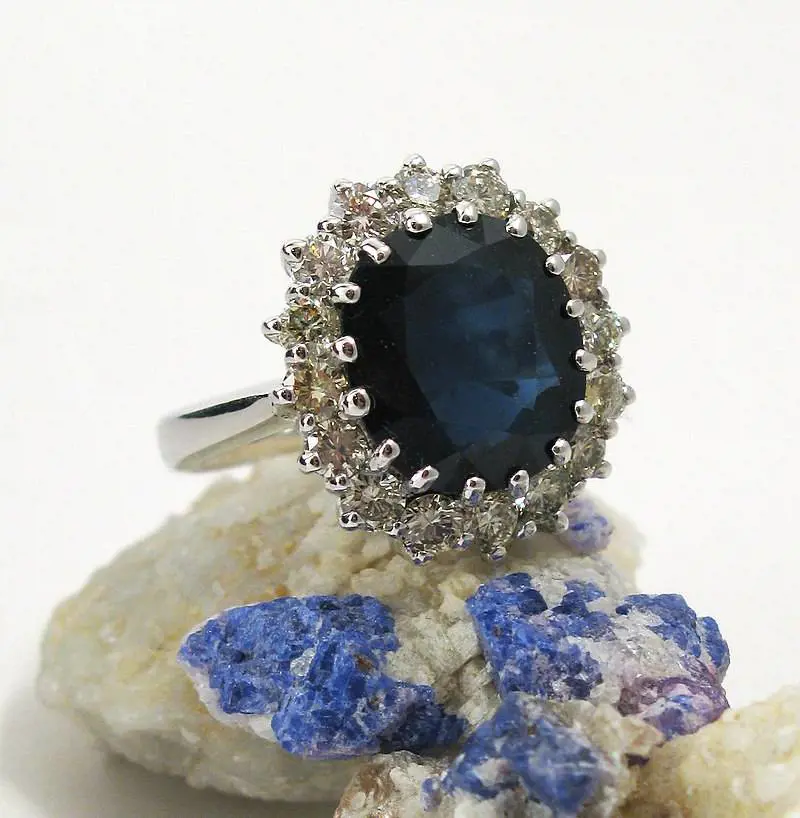 Una replica del prezioso anello con maxizaffiro