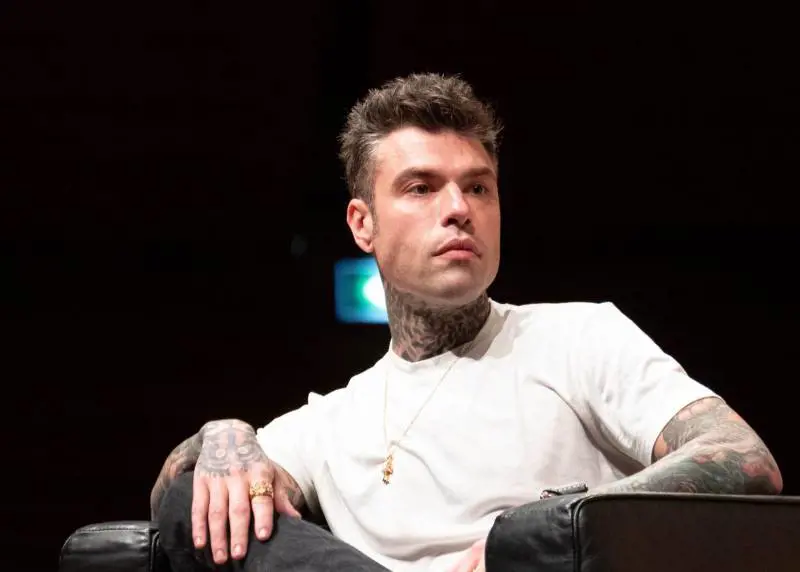 "Misoginia e volgarità". Scoppia la polemica per Sanremo, nel mirino Fedez: cosa è successo