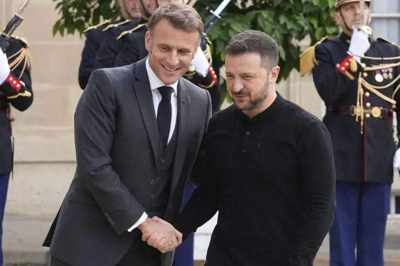 L'Ue serra i ranghi sull'Ucraina: si lavora a un vertice di emergenza a Parigi