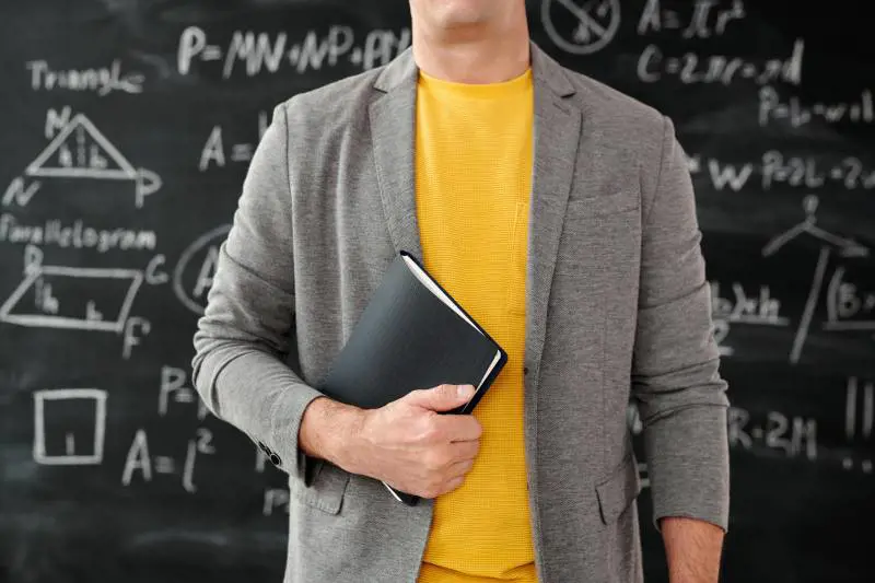 Prof sospeso per aver rimproverato la studentessa "satanista"