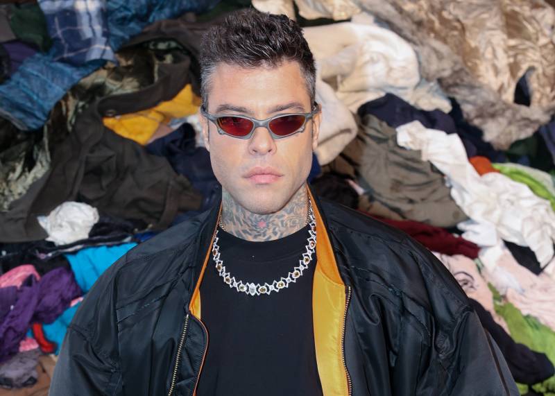 Fedez, il compleanno in sordina: il silenzio social, la separazione e l'interrogatorio saltato