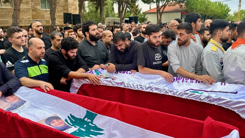 Funerale delle 16 vittime dei bombardamenti mirati israeliani