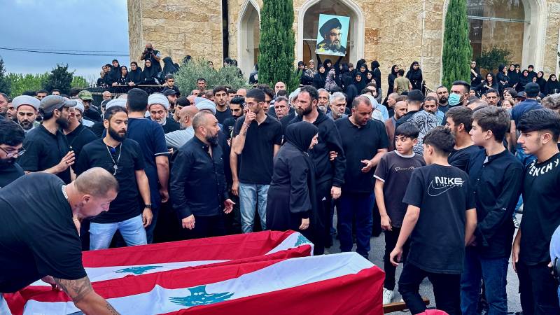 Funerale delle 16 vittime dei bombardamenti mirati israeliani