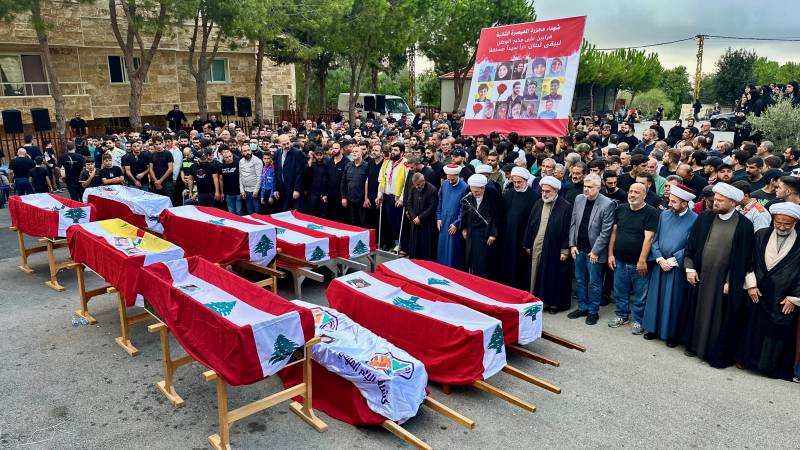 Rabbia e minacce al funerale Hezbollah «Pronti al martirio ma l'Iran ci ha traditi»