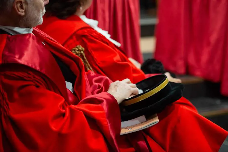 Via dall'aula e il tricolore. L'affronto delle toghe rosse a Nordio