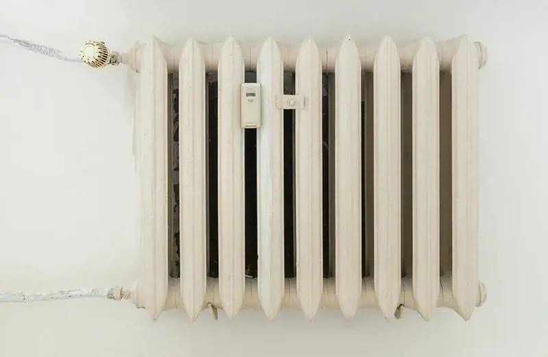 Termosifoni caldi per metà, perché può accadere e come si risolve il problema a seconda dei casi 