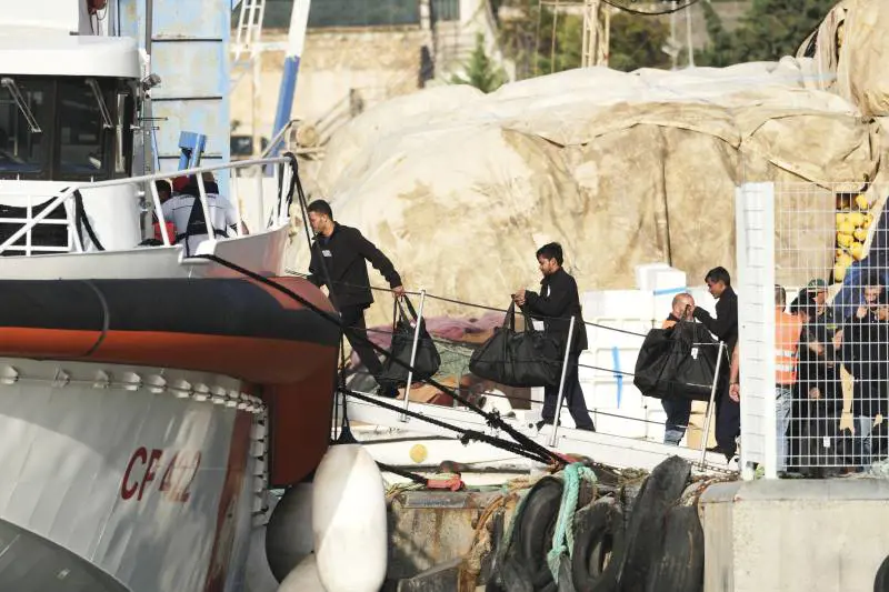 Migranti, Piantedosi conferma: "Trasferimenti in Albania riprenderanno presto"